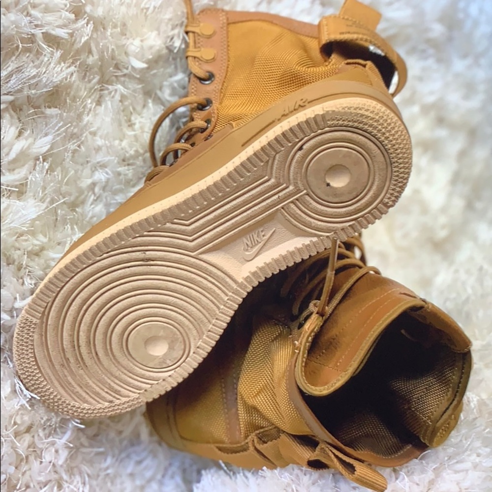 Woman’s Nike SF Air Force 1 *one day sale*